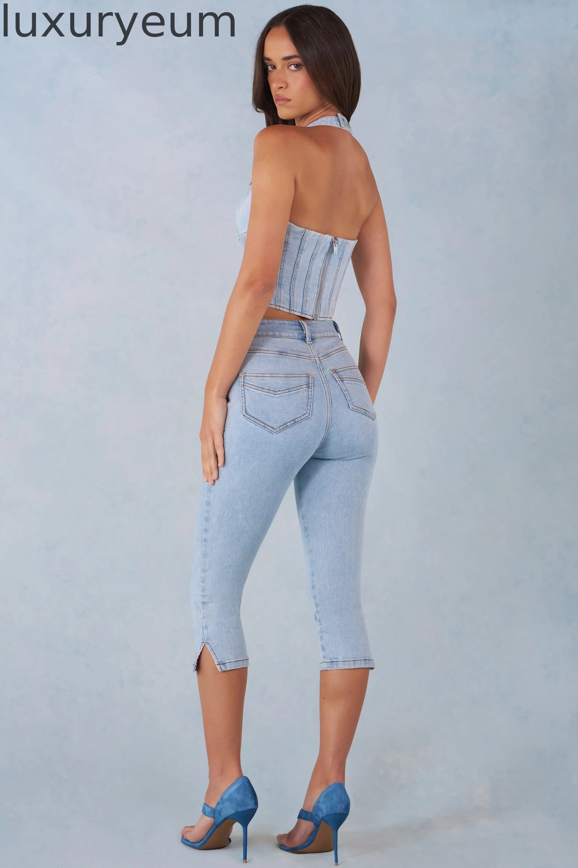 Mid-Rise Denim Capri Jeans in Light Denim