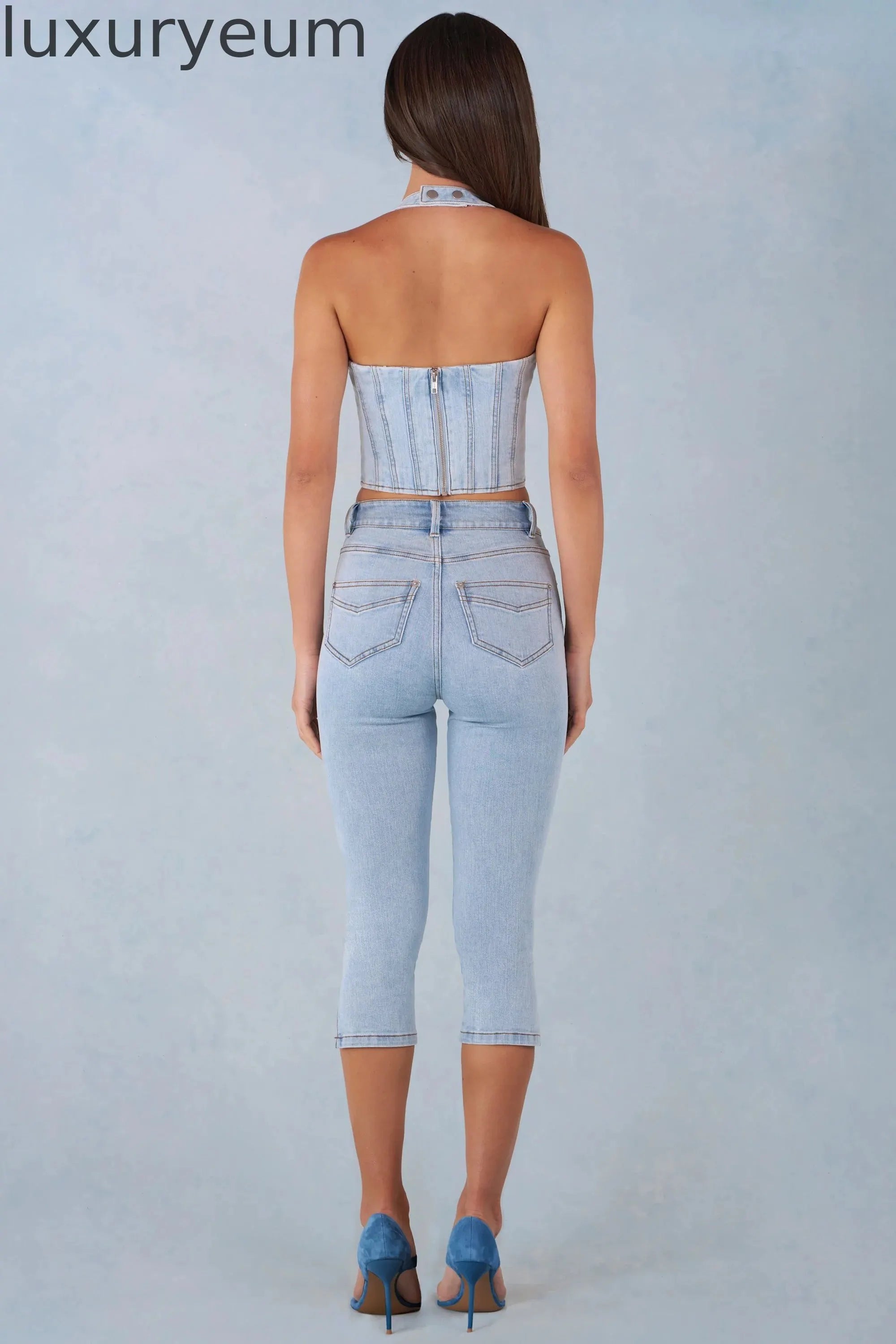 Mid-Rise Denim Capri Jeans in Light Denim