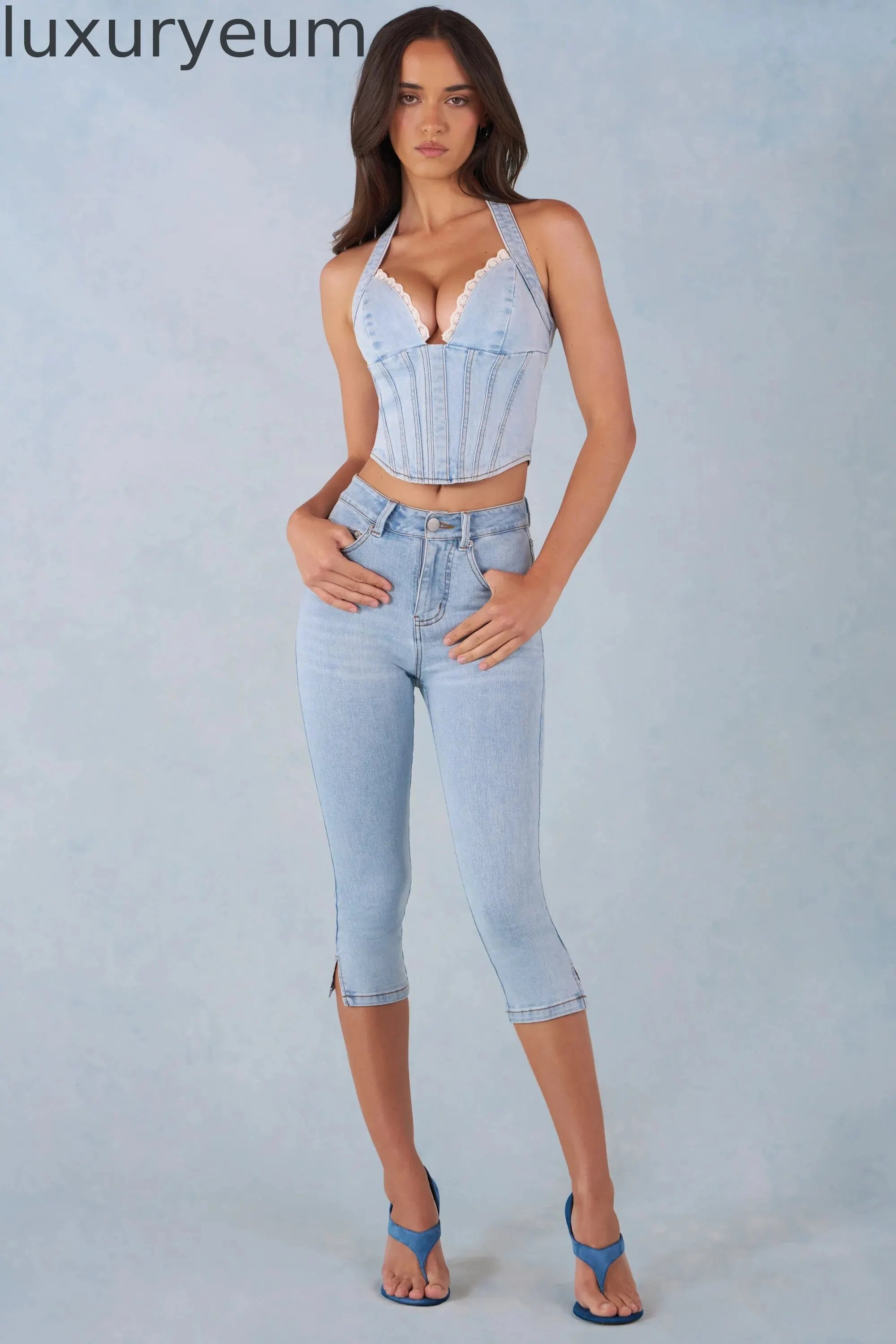Mid-Rise Denim Capri Jeans in Light Denim