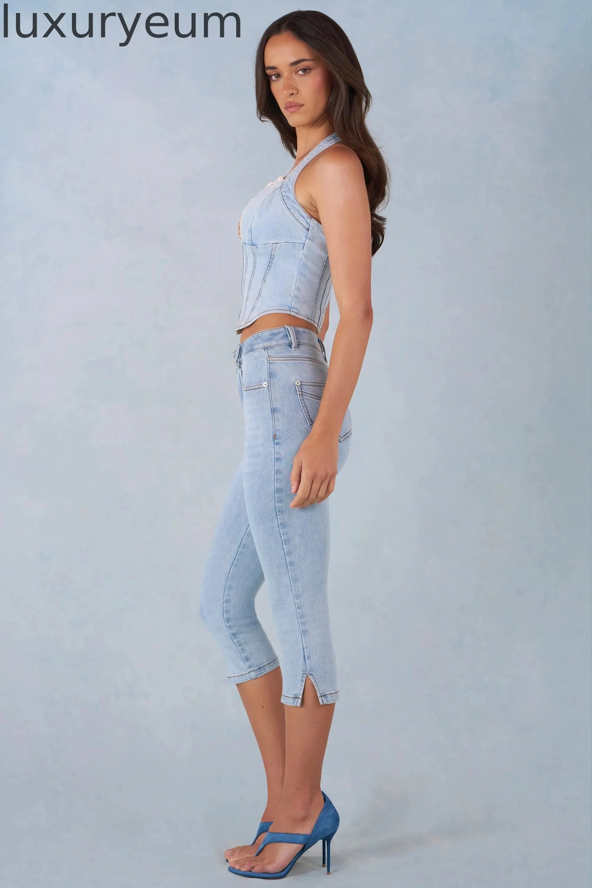 Mid-Rise Denim Capri Jeans in Light Denim